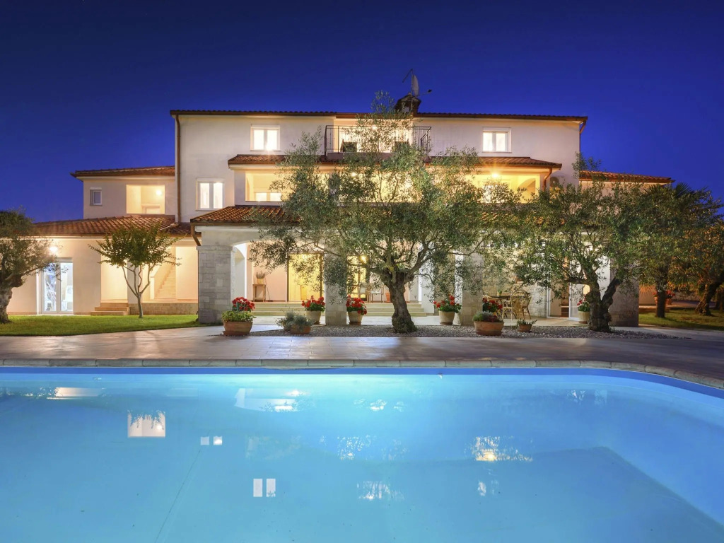 Modern apartment with pool, free Wi-Fi and air conditioning, ideal for a couple