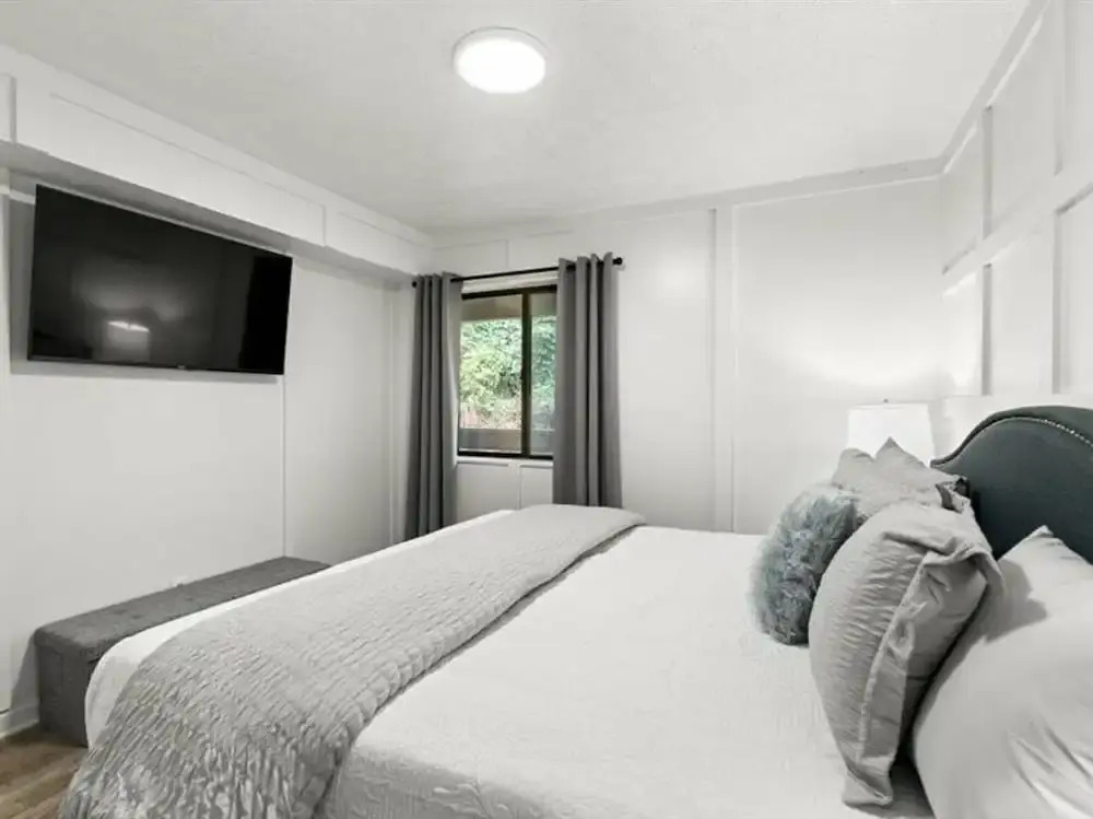 NEW Renovated Fabulous 2 bed 2 Bath Pool View