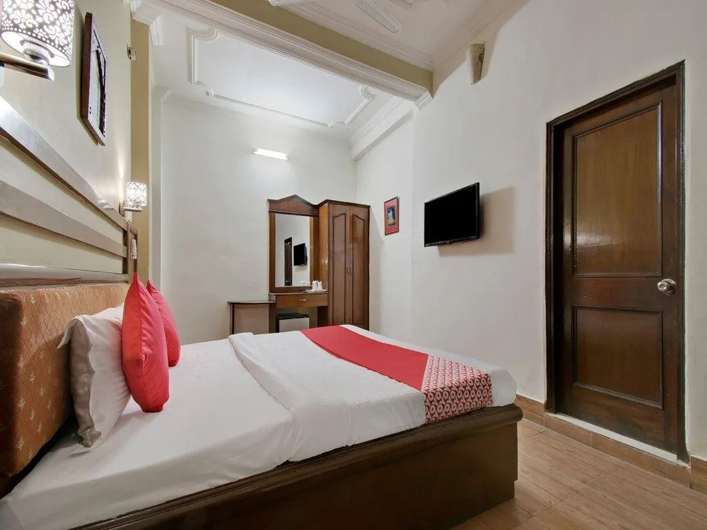 Oyo 26837 Hotel White House