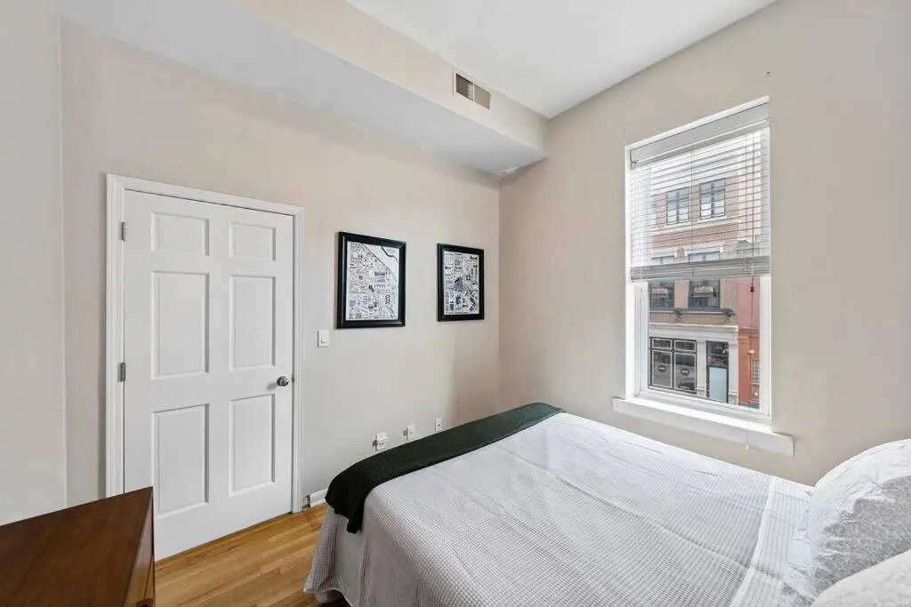 Lincoln Park 2 bedroom condo with Mid-Century Flair