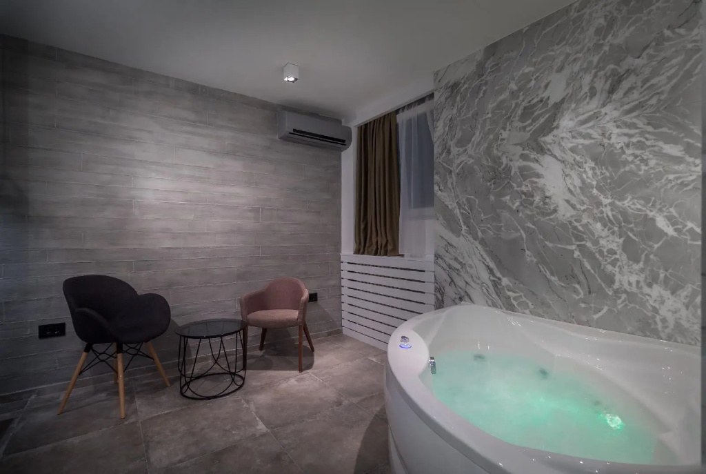 Level Luxury Suites
