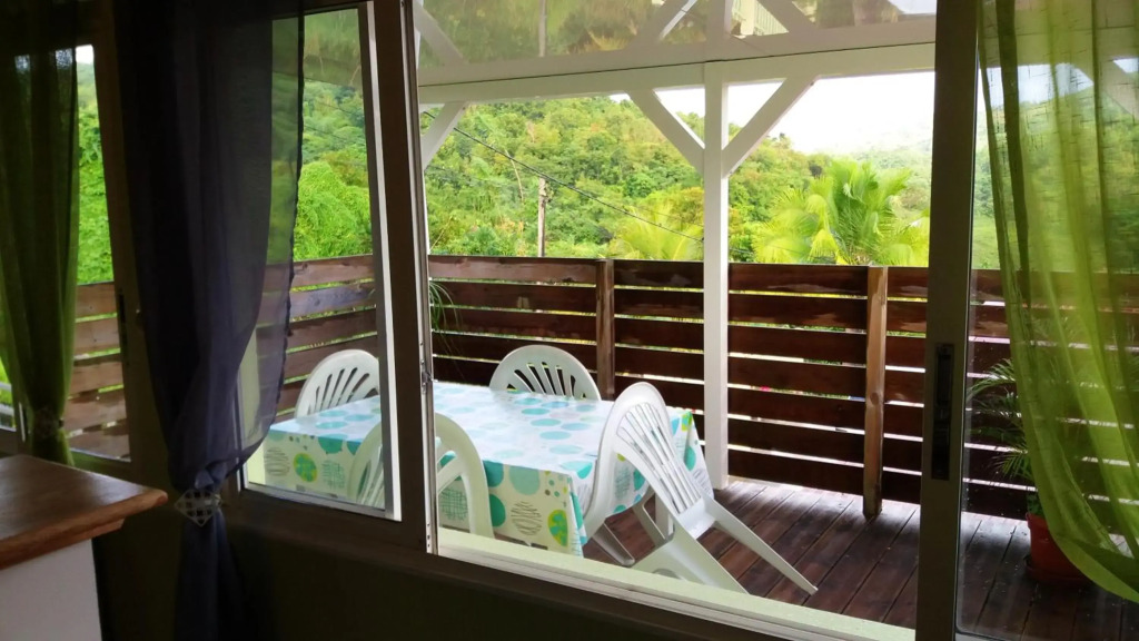 Maison douce à Rivière-Salée avec vue sur jardin & montagne