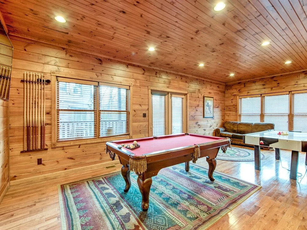 The Great Escape II 5 Bedroom Mountain View Home with Hot Tub