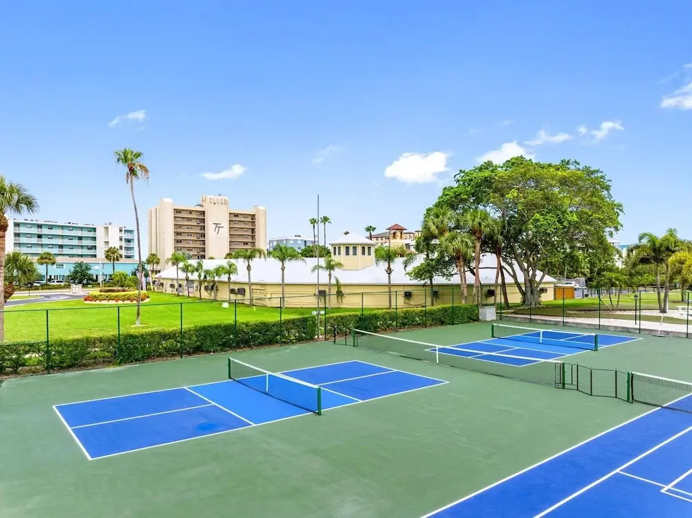 Bayshore Yacht & Tennis 806