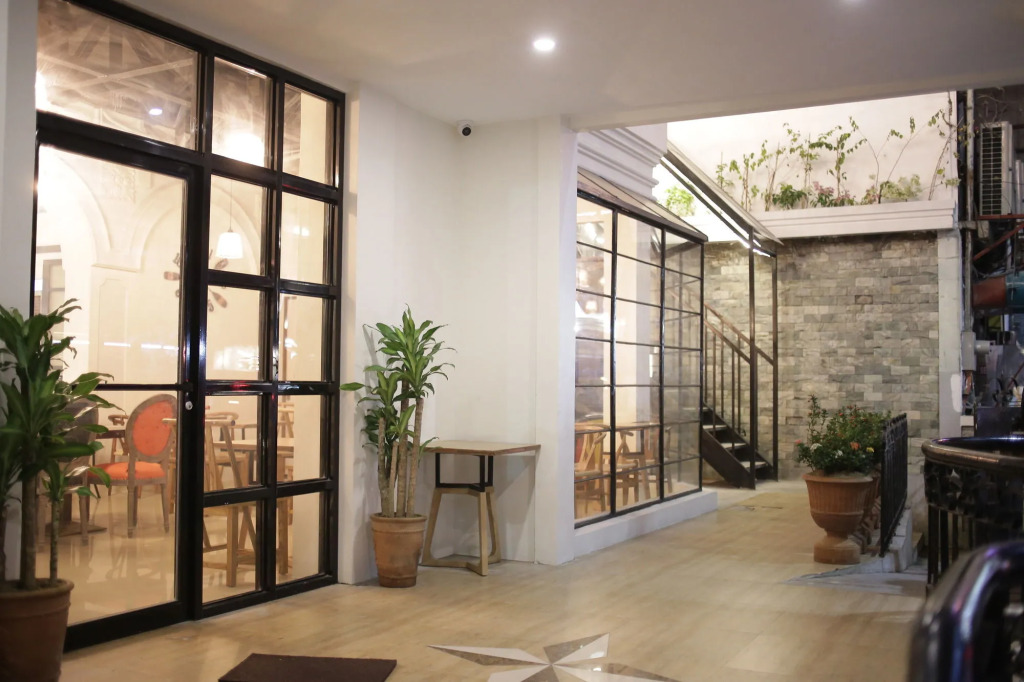 Tambayan Capsule Hostel & Bar