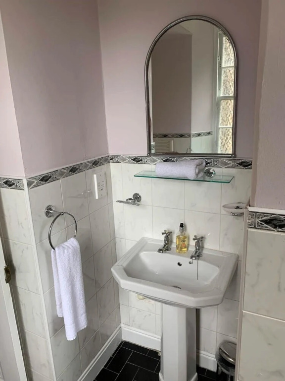 JOIVY Adorable 1 Bed Flat Near West End