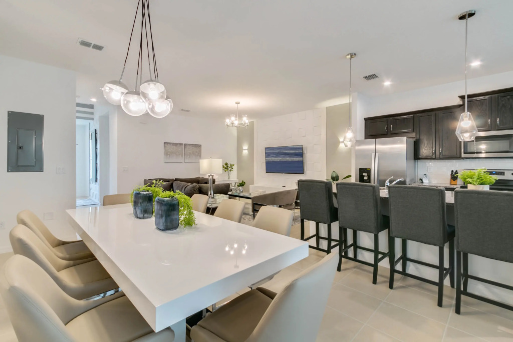 4 Bedrooms 4 Bathrooms Solara 8964 Ad