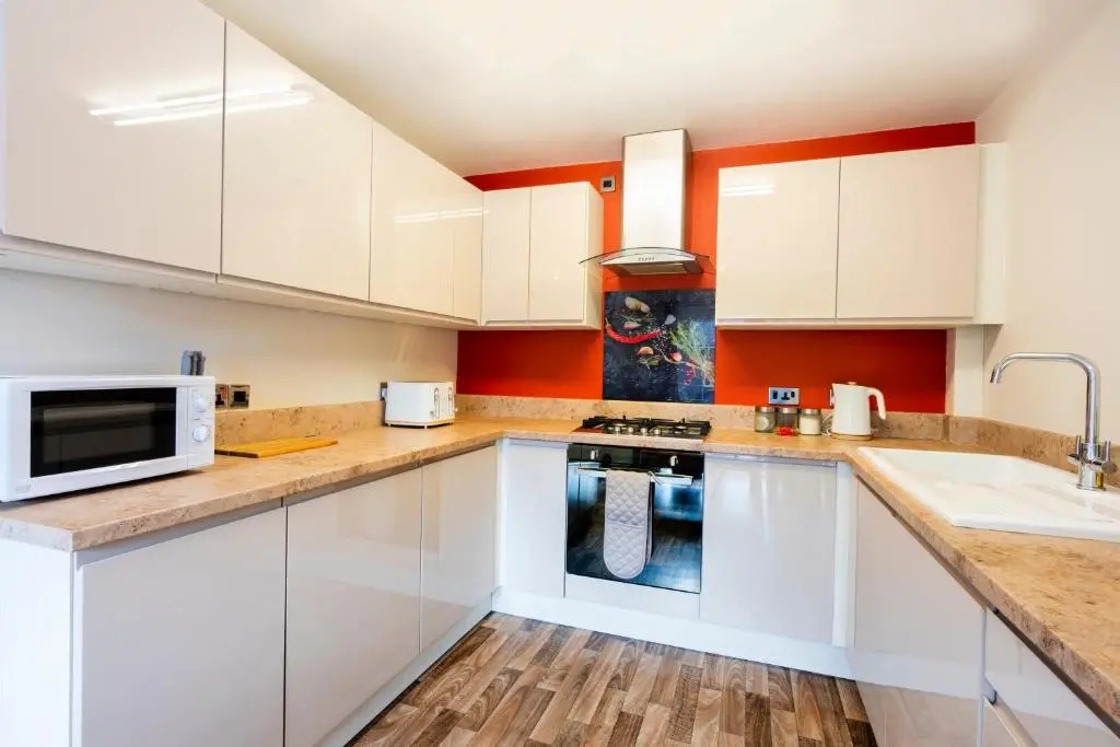 Bright & Modern 4 Bedroom Townhouse