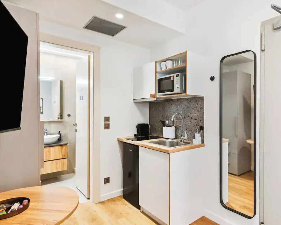 Limehome Piraeus Port