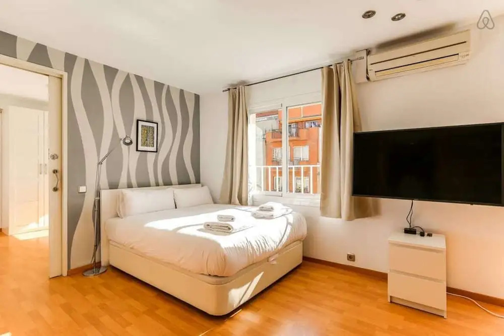 Luminous 2 Bedroom Next to Sagrada Familia