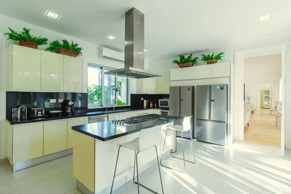 8 BDR Villa Walking Distance From Private Beach With Service Staff