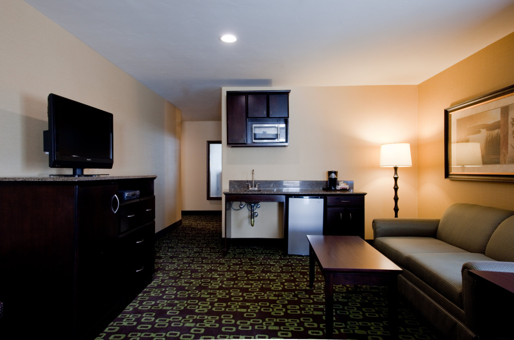 Holiday Inn Express & Suites Woodland Hills by IHG