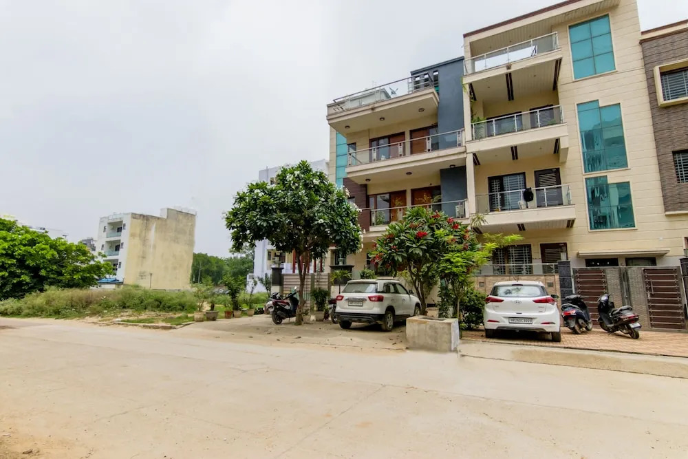 FabHotel Mannat Residency Sec 52