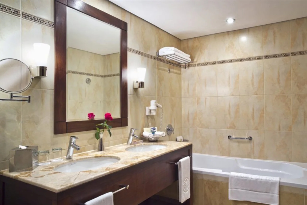 Отель Khalidiya Palace Rayhaan by Rotana