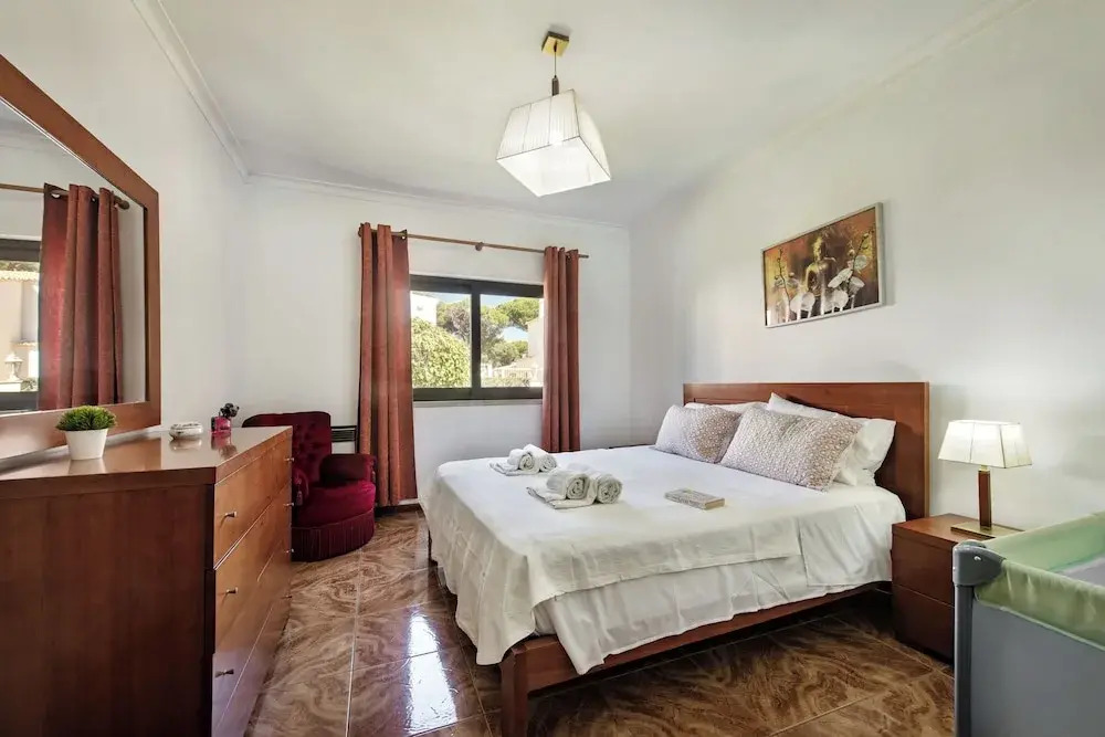 Residential cul-de-sac walking distance to centre, private pool, free AC wifi