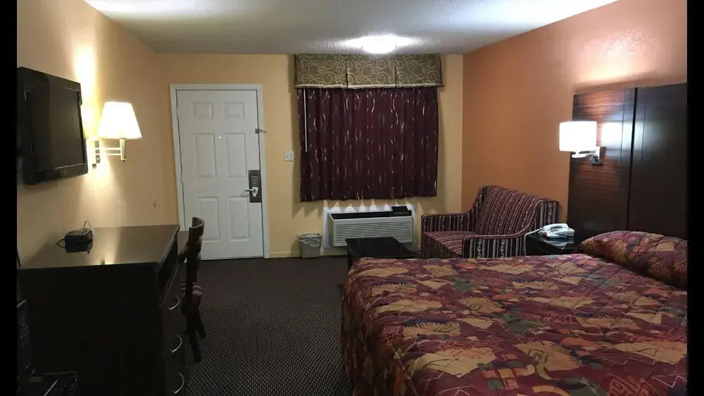 Redwood Inn - White Hall