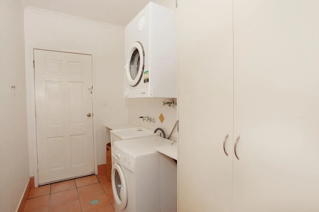 5 bedroom home close to beach, pool and pet friendly