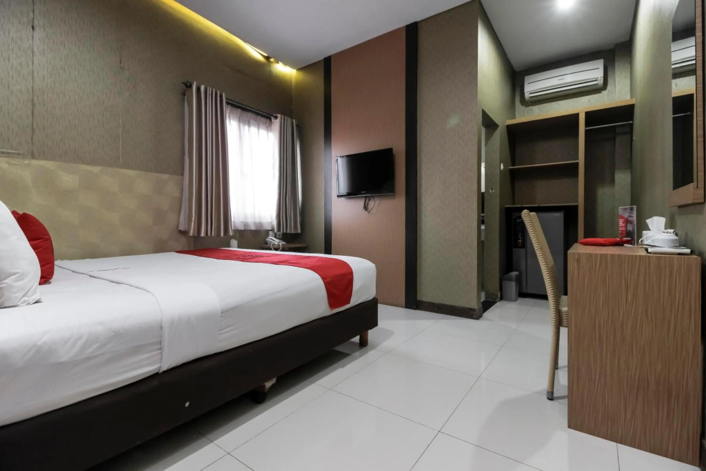 RedDoorz Plus @ Tuparev Cirebon