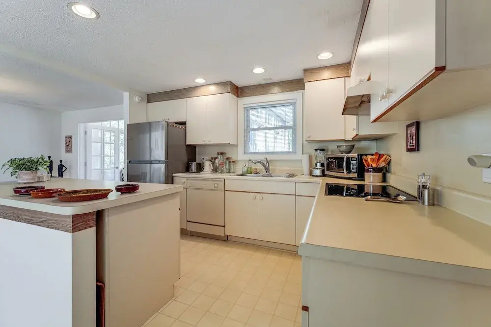 1 Mi to Maine Street! Mcm-style Home in Brunswick
