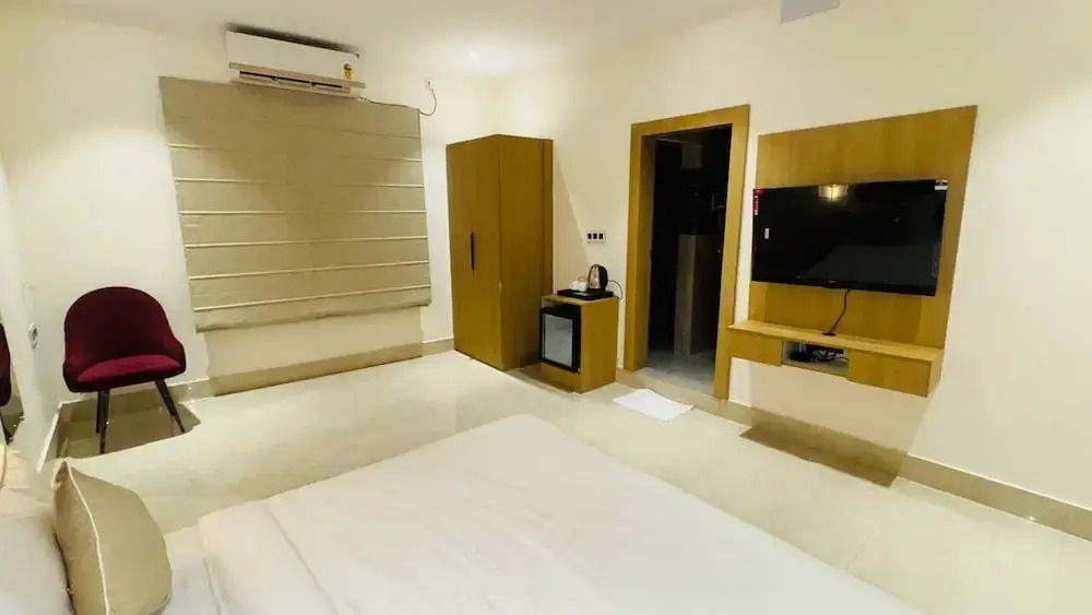 Hotel Amber Inn - 800m from Prayagraj Junction