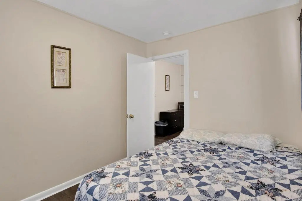 Small 2br East Knox apartment Pet friendly