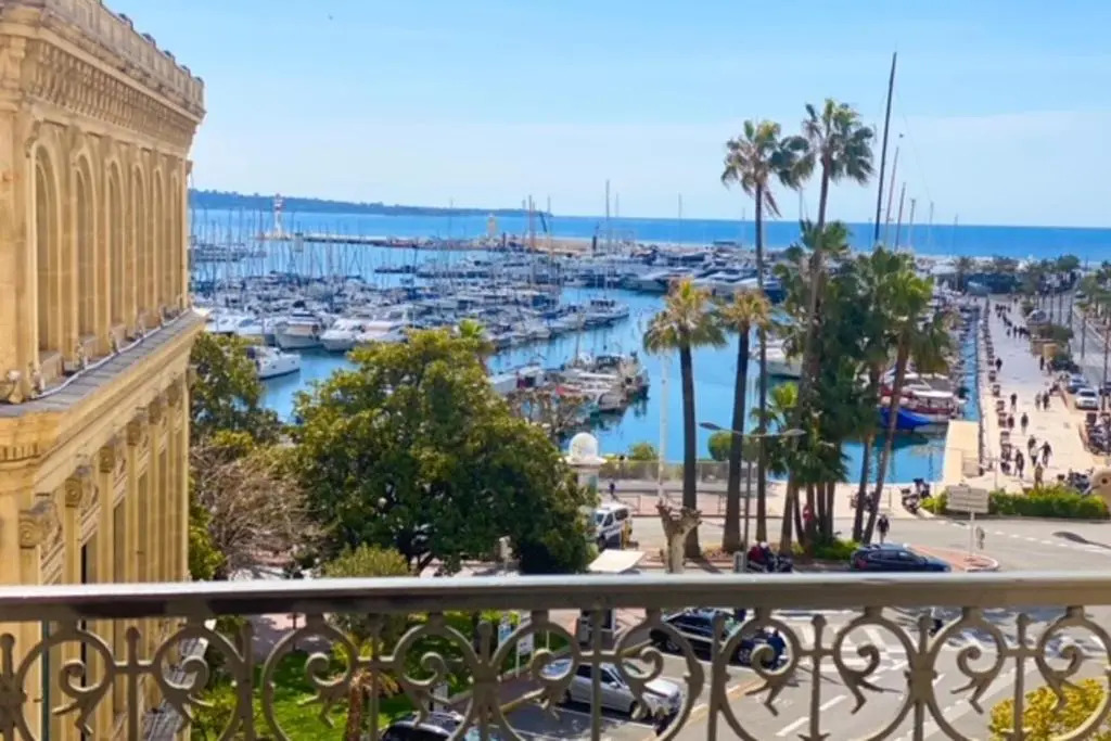 Quai St Pierre 2 bedrooms apt with sea view