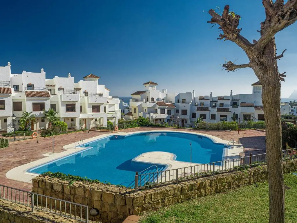 2305 - Luxury villa with sea view and pools