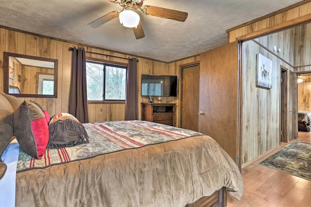 Cozy Bear Den Cabin Game Room & Golf Cart