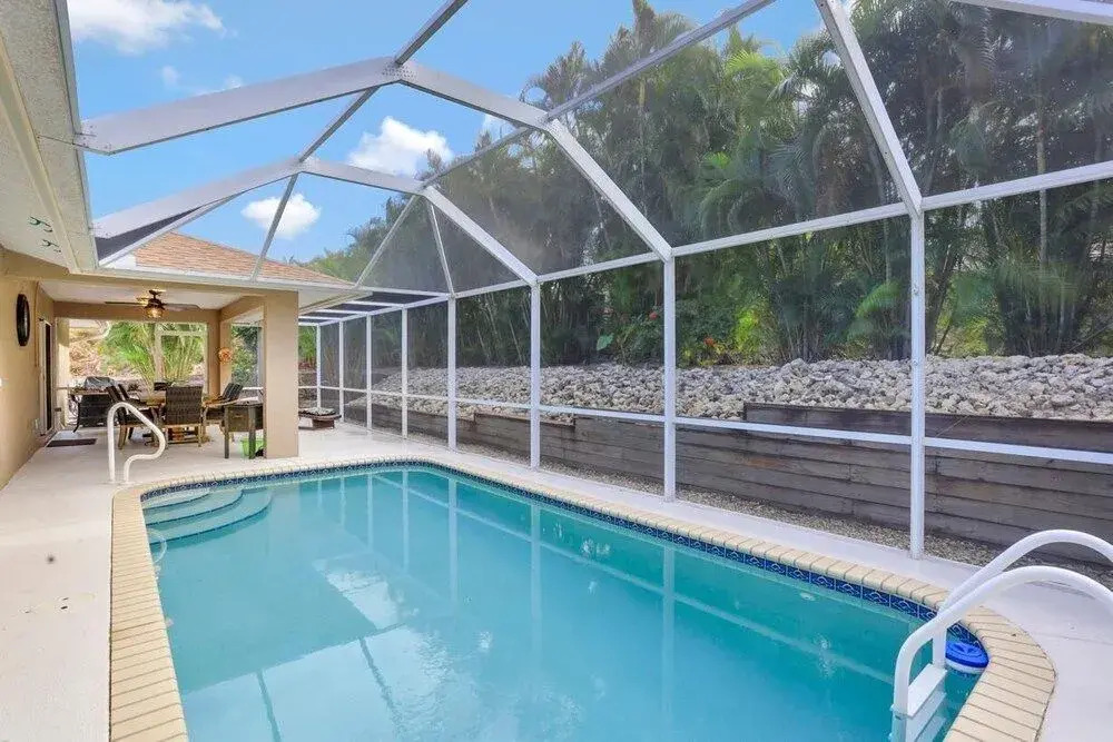 Quiet Inland Home With Pool, two Queen Beds and Grill