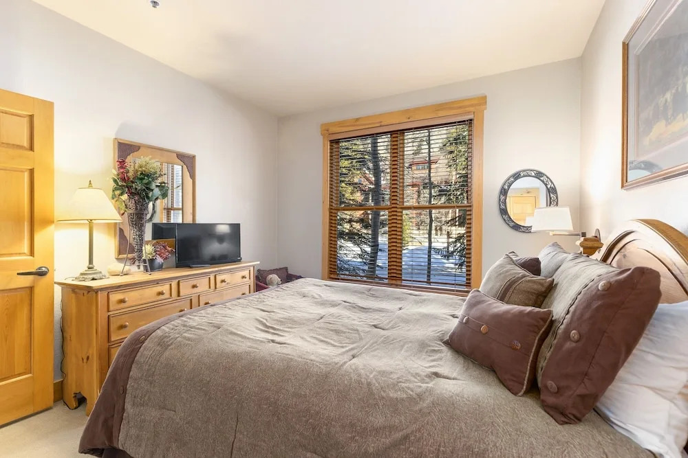 8758 Trappers Crossing 2 Bedroom Condo by RedAwning