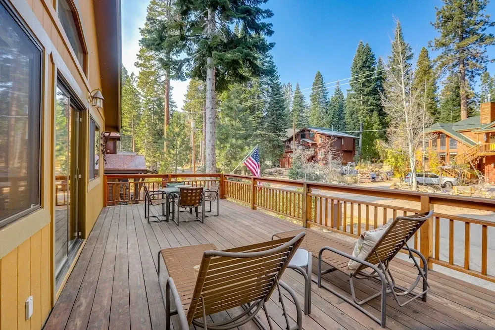 Spacious Tahoe Vista Cabin: Hot Tub, Walk to Beach