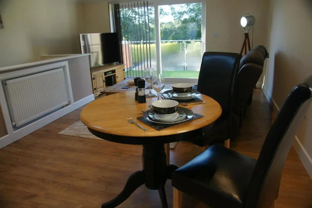 Modern Self-Contained Annex 10 min walk to beach