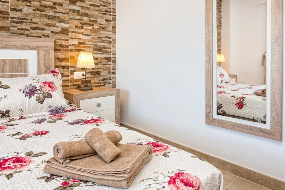 Malaga Station Apartment - Modern Apartment in Málaga Capital, 10 Mins Walk to Beach, Wifi