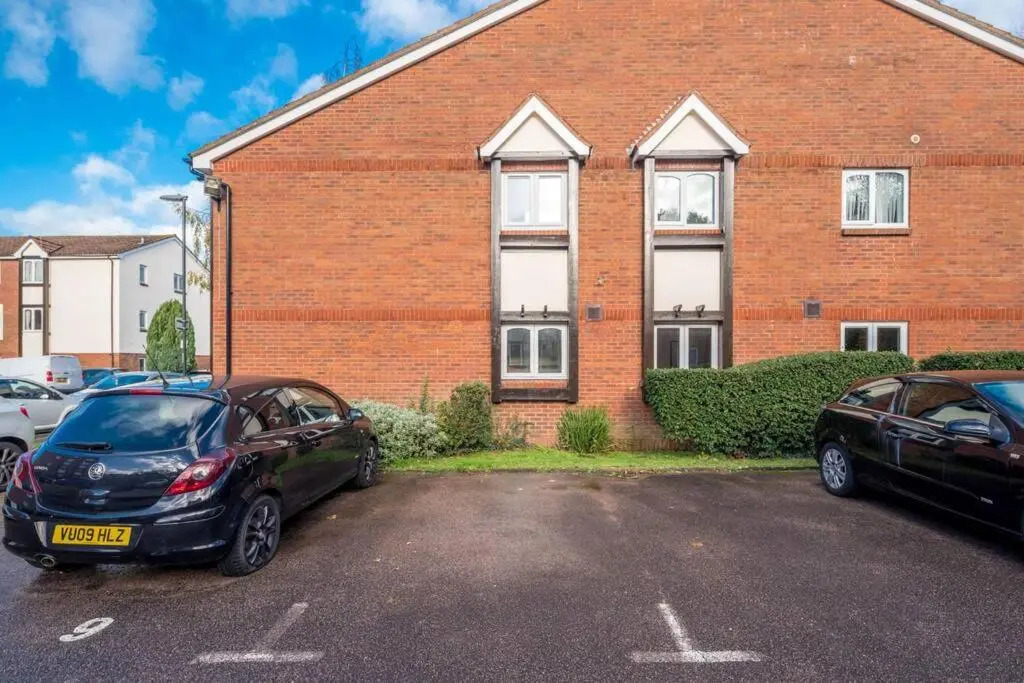 Crawley Pet Friendly 1-Bedroom Apartment