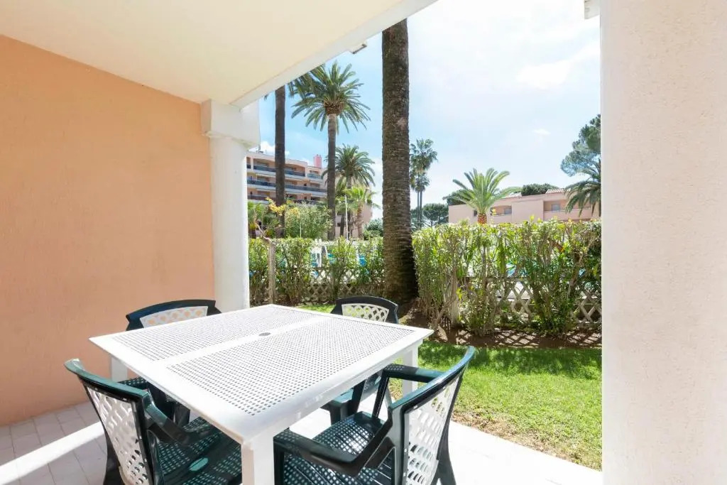 1 bedroom apartment in a residence with a swimming pool and a parking spot