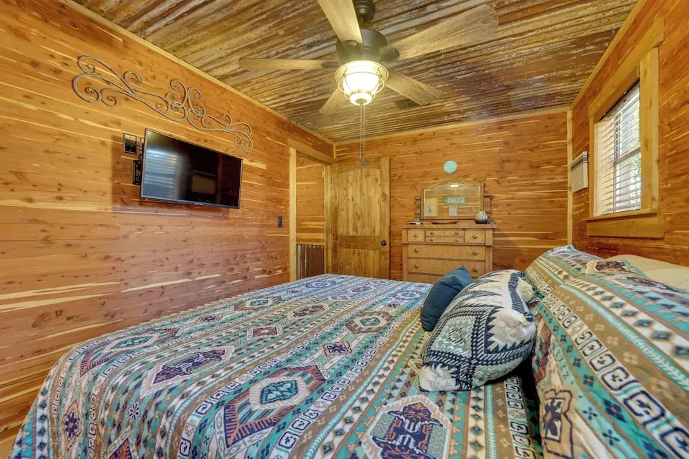 Private Hot Tub & Deck! Cabin Near Broken Bow Lake