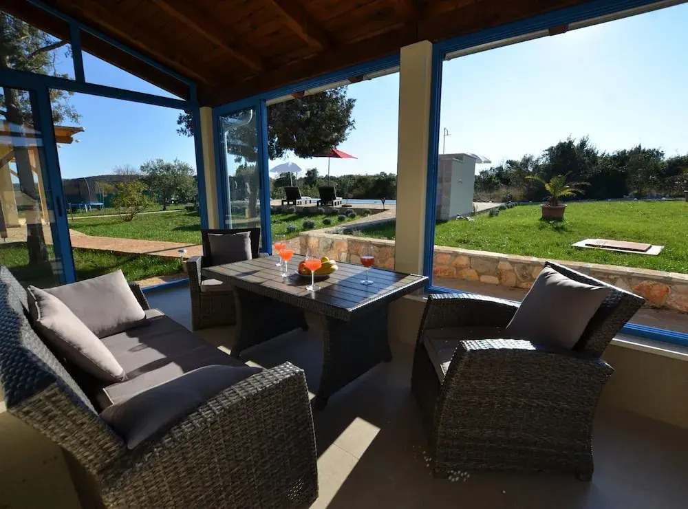Golden and Green Acres Holiday Home With Pool and Sauna