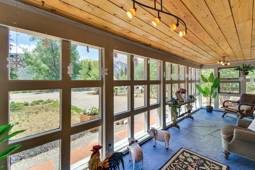 Remodeled Lake Cabin, Stunning Mtn View, New Patio