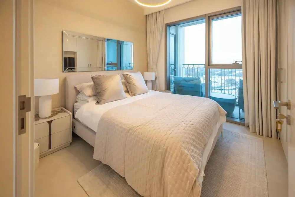 Maison Privee - Elegant Urban Stay Just Steps from Burj Khalifa
