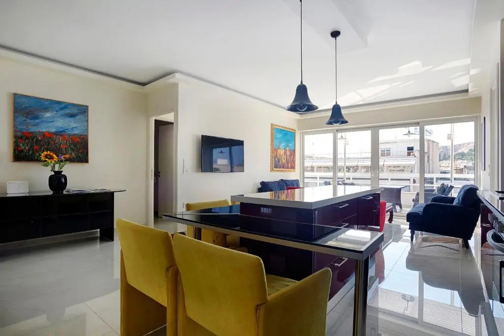 Unique 3 bedrm 3 bathrm apt - Acropolis views! SG69