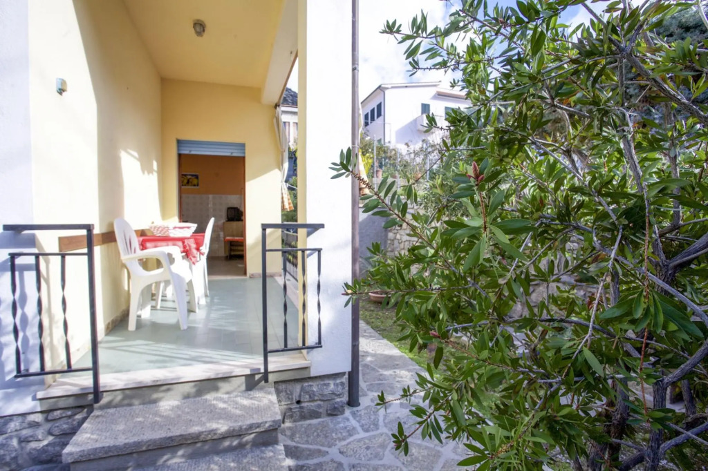 Pomonte La Posta large outdoor spaces and parking a few steps from the beach-POMONTE LA POSTA