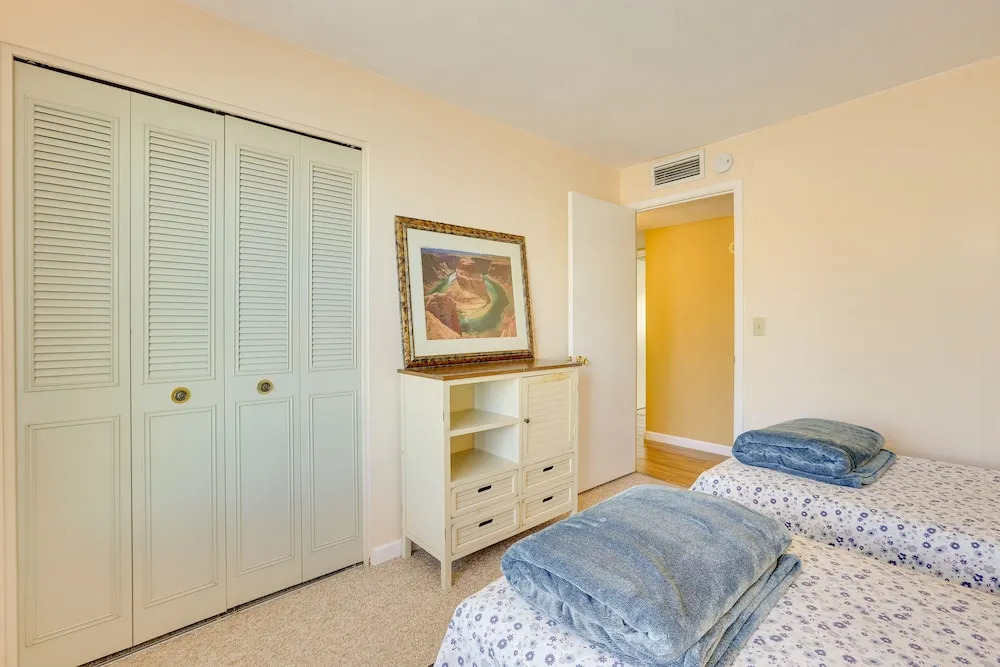 Pool, Patio & Fireplace: Glendale Oasis!