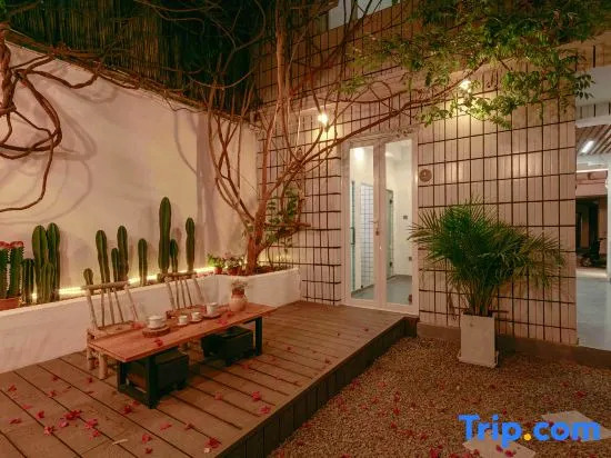 Half-circle coffee hostel