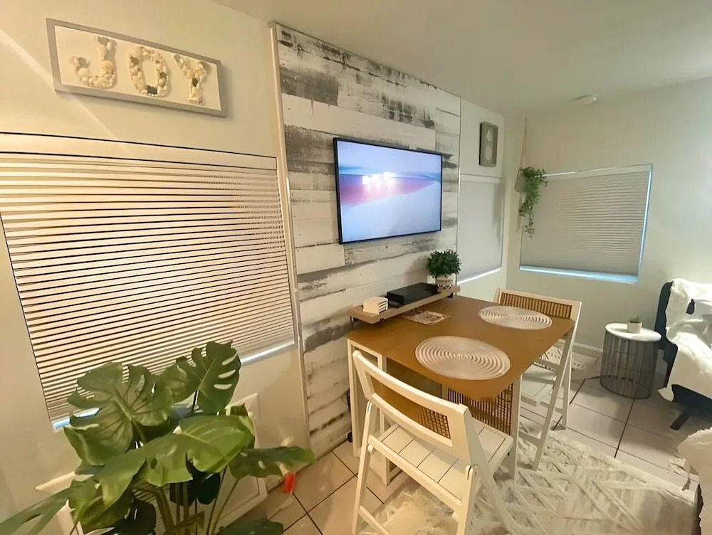 Cute 1940 Boutique Studio Condo by RedAwning
