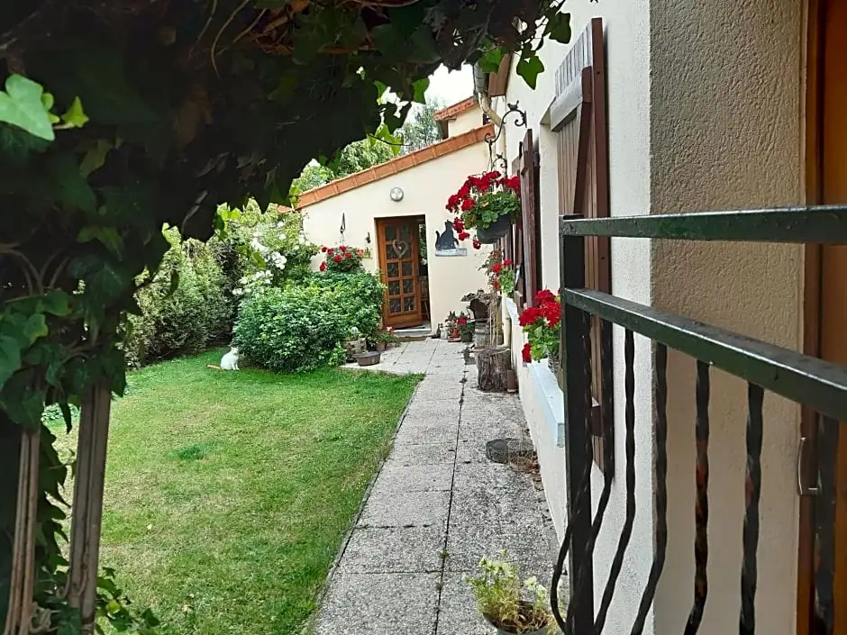 2 Bedroom Stunning Home In Roisel
