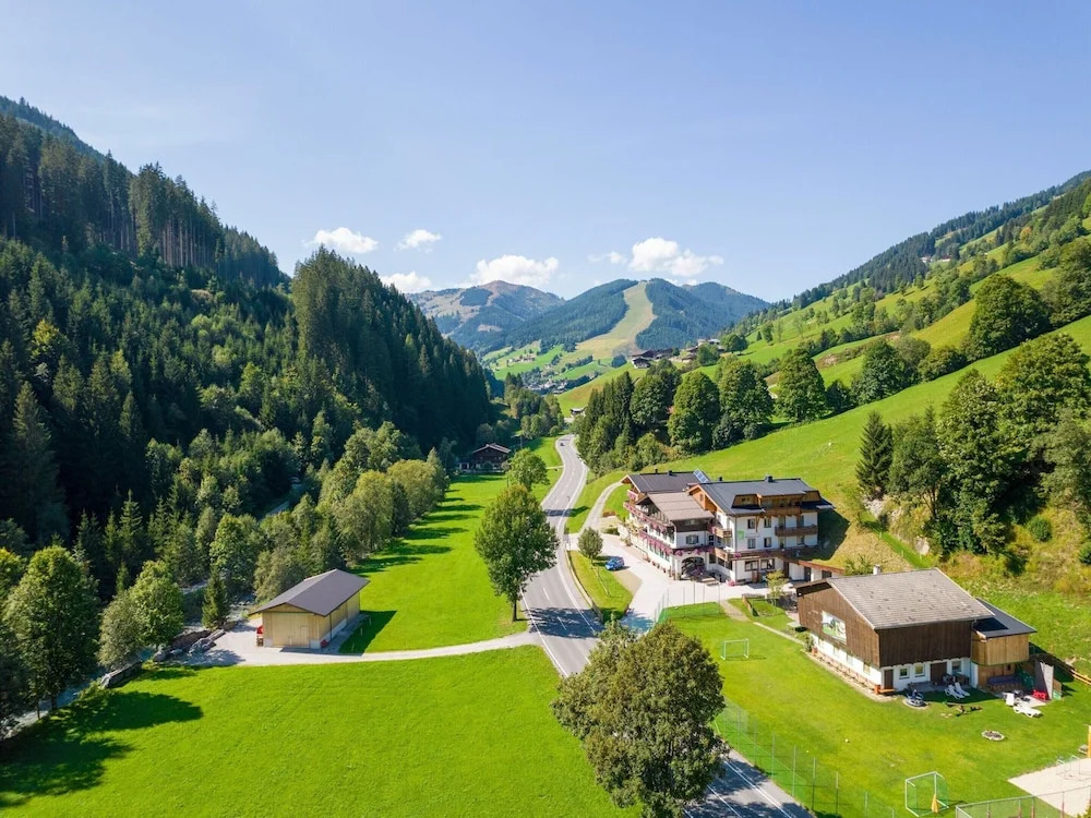 Chalet in Saalbach near Ski Lift and Sauna