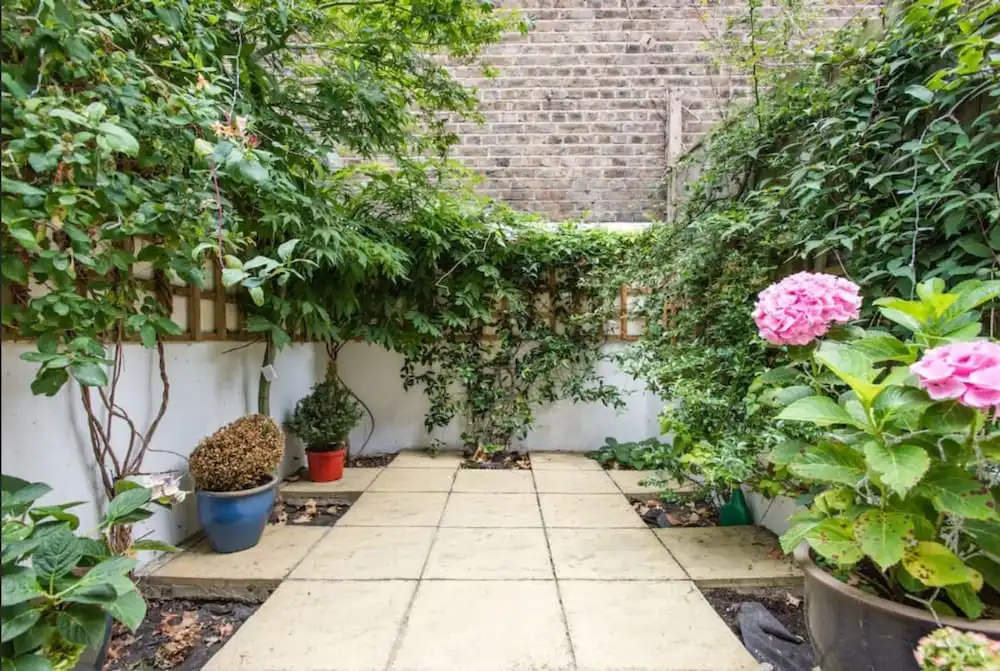 2 Bedroom Apartment With Garden in Ladbroke Grove