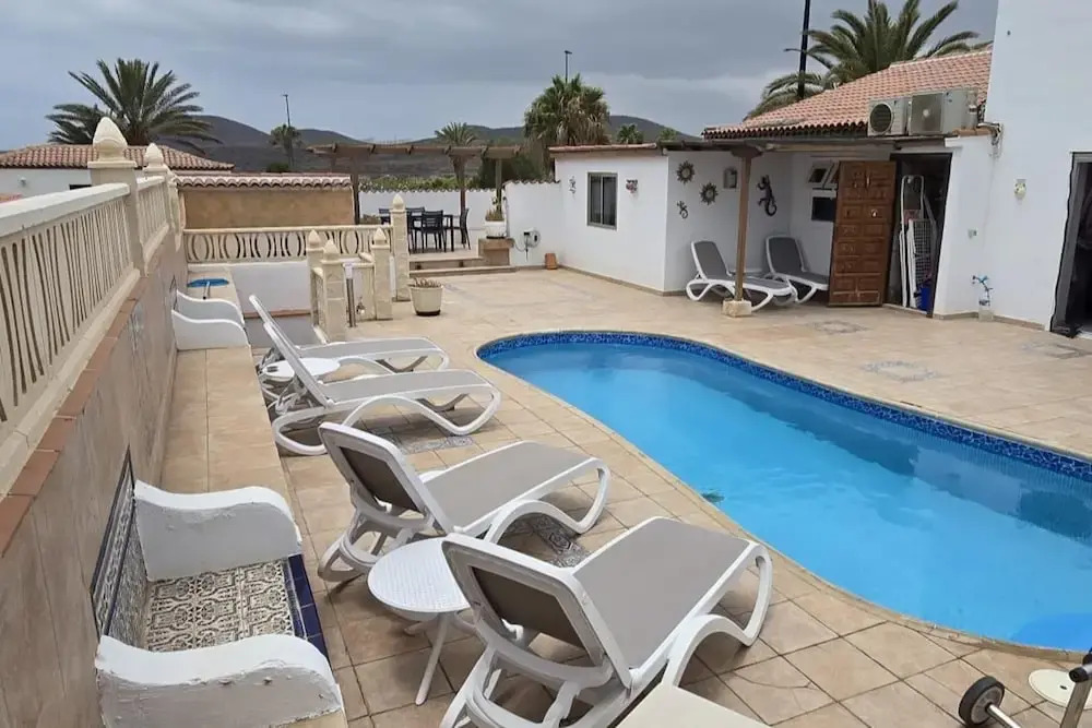 Exceptional 3 Bed Villa Malpas sleeps 6 h pool