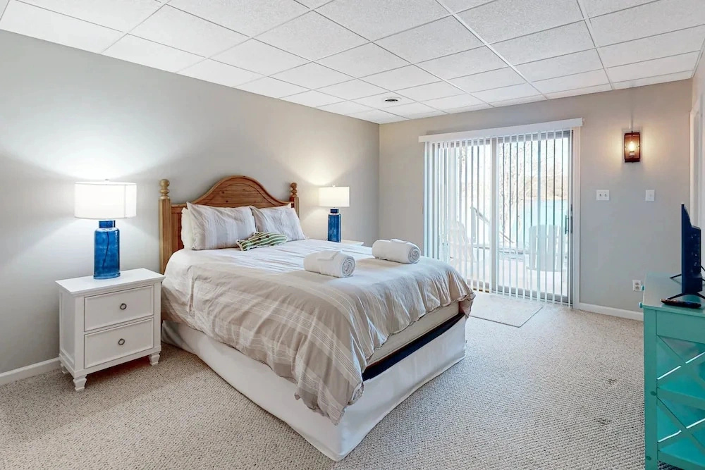 The Lake House on Sunset Point - Lakefront Home With Private Dock & Pool Table