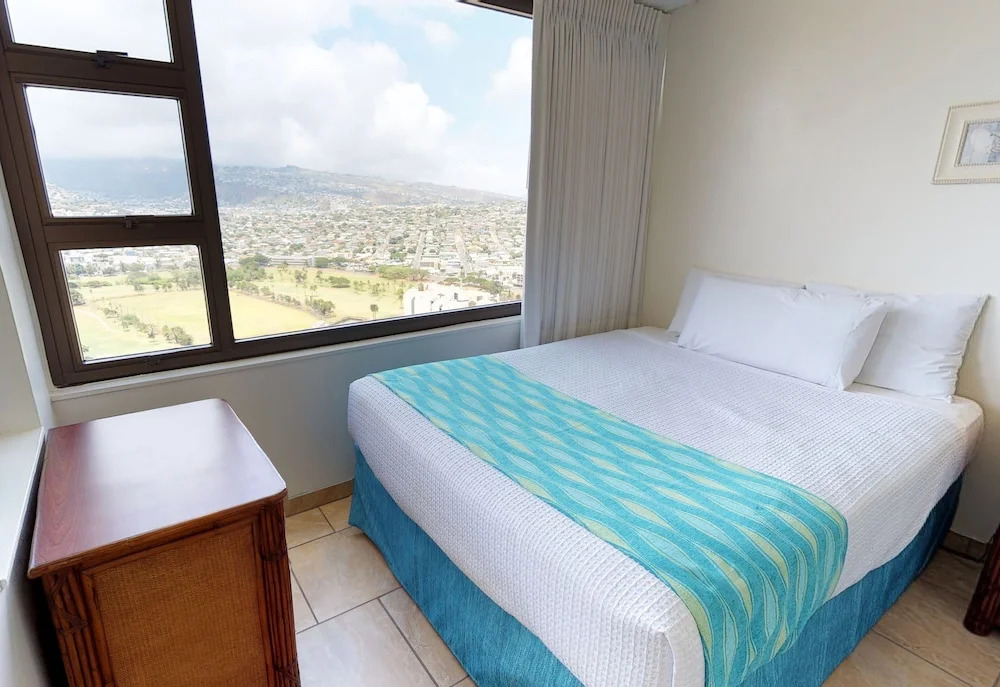 Deluxe Panoramic Mountain View Condo - 37th Floor, Free parking & Wifi